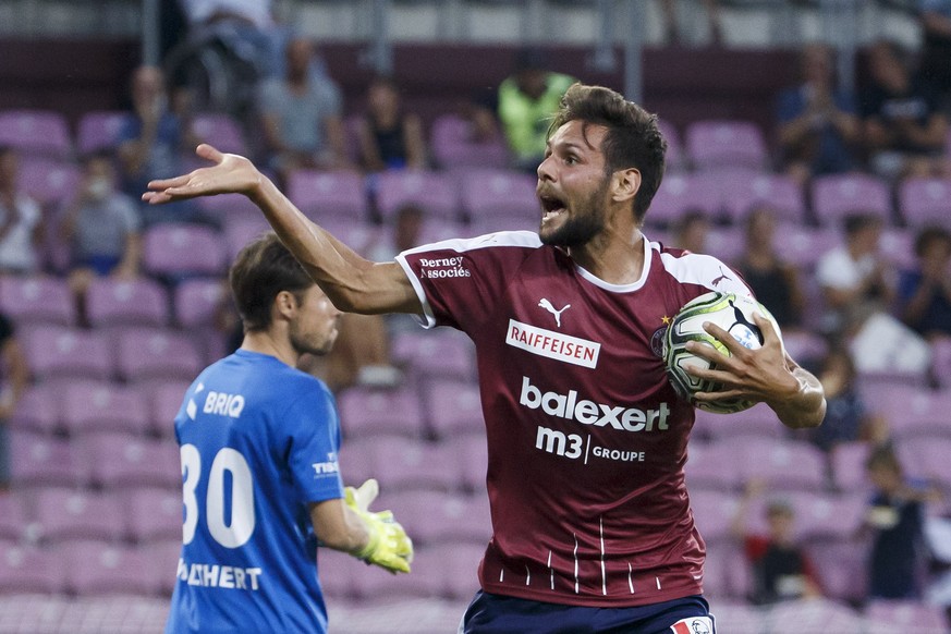 Servette&#039;s defender Vincent Sasso celebrates his goal after scoring the 1:2, during the Super League soccer match of Swiss Championship between Servette FC and Neuchatel Xamax FCS, at the Stade d ...
