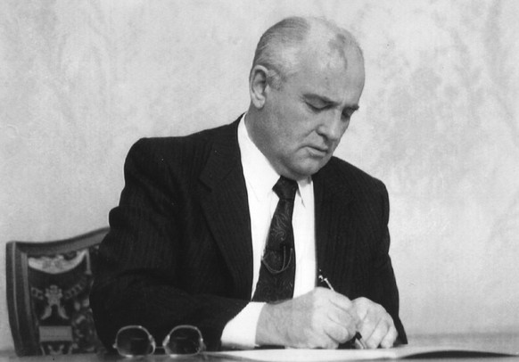 ARCHIV - ZUM 30. JAHRESTAG DER WAHL VON MICHAIL GORBATSCHOW ZUM OBERSTEN SOWJET AM MONTAG, 1. OKTOBER 2018, STELLEN WIR IHNEN FOLGENDES BILDMATERIAL ZUR VERFUEGUNG - Mikhail Gorbachev, the eighth and  ...