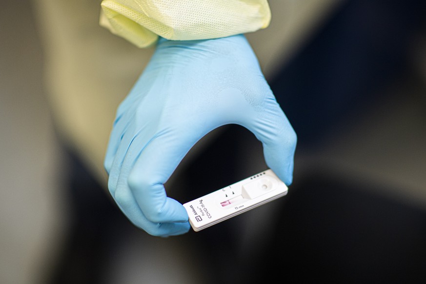 Der Arzt Walter Kistler zeigt einen negativen Coronavirus-Schnelltest, im Testzentrum fuer das Coronavirus, am Montag, 25. Januar 2021, beim Spital in Davos. Heute nehmen im Kanton Graubuenden neun re ...