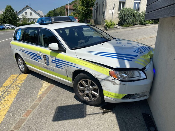 Ein Auto der Kantonspolizei Aargau ist auf einer Dienstfahrt in Leimbach AG am 10. Juni 2021 in eine Hausmauer geprallt. Verletzt wurde dabei niemand.