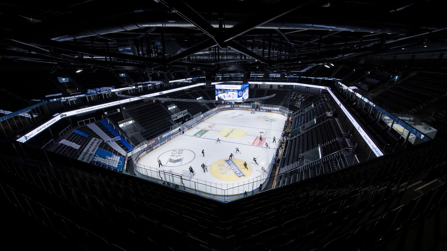Une vue generale lors du match du championnat suisse de hockey sur glace de National League entre le HC Fribourg-Gotteron et le HC Ambri-Piottat le mardi 10 novembre 2020 a la patinoire de la BCF Aren ...