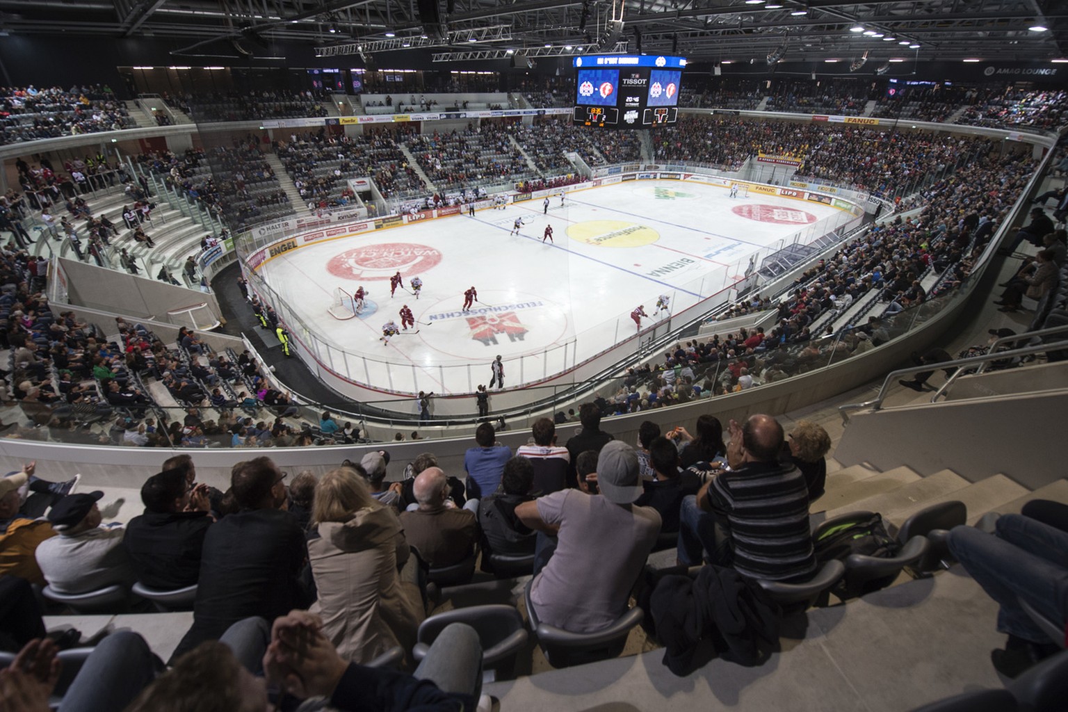 Ein Gesamtueberblick in die neue Eishalle aus den Zuschauerraengen waehrend dem 1. Spiel in der neuen Tissot-Arena, zwischen dem EHC Biel und dem HC Lausanne, am Dienstag, 1. September 2015, in der Ti ...