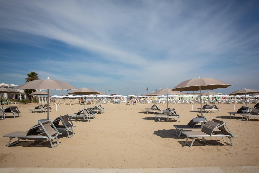 epa08439017 A general view of the beach in Cesenatico, Italy, 23 May 2020. Italy&#039;s most popular beaches, in Sardinia, at Rimini and on the Ligurian Riviera, reopened as Italy is gradually easing  ...