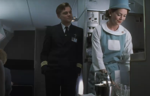 Ellen Pompeo als Marcy in einem Flugzeug über Wolke Sieben.