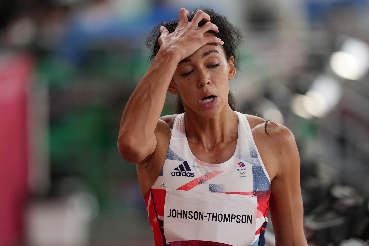 epa09394906 Katarina Johnson-Thompson reacts after pulling up in the Women?s Heptathlon 200m heats at the Olympic Stadium during the Tokyo Olympic Games, Tokyo, Japan, 04 August 2021. EPA/JOE GIDDENS  ...