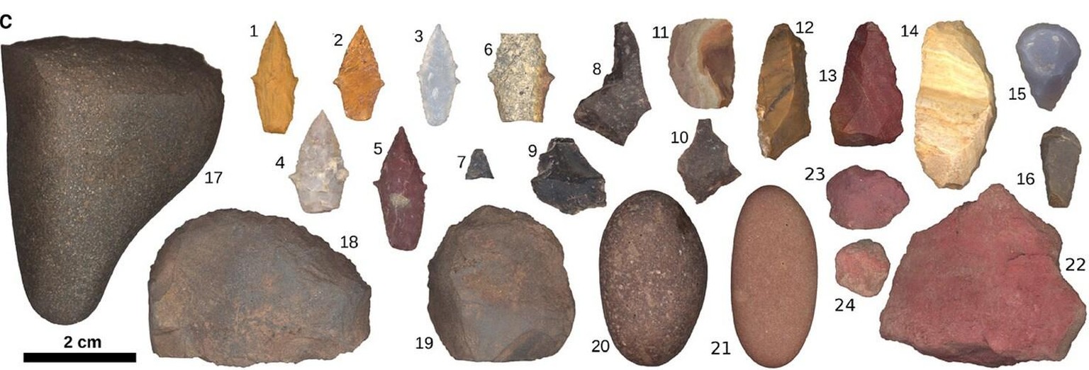 In der Grabstätte Wilamaya Patjxa gefundene Artefakte: Projektilspitzen (1-7), unbearbeitete Steinabschläge (8-10), bearbeitete Steinabschläge (11-13), eine Steinklinge (14), Miniaturschaber (15, 16), ...