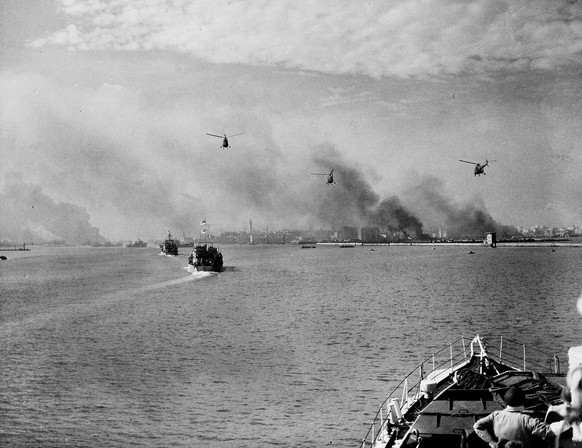 Anglo-French naval ships and helicopters approach Port Said in Egypt after a bombardment during the opening phases of the campaign on Nov. 12, 1956. (KEYSTONE/AP Photo/Str)