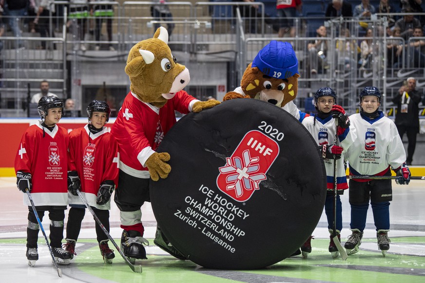epa07604384 Macejko (R), official mascot of the IIHF Ice Hockey World Championship 2019, stands next to 2020 mascot Cooly (L) during the IIHF World Championship ice hockey final between Canada and Fin ...