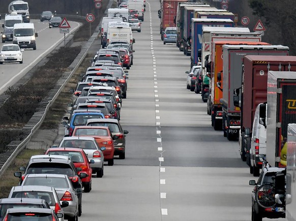 Rettungsgasse auf einer deutschen Autobahn in Niedersachsen, Deutschland: Wer in der Schweiz die Bildung einer solchen verhindert, wird ab kommendem Jahr geb�sst. (Themenbild)