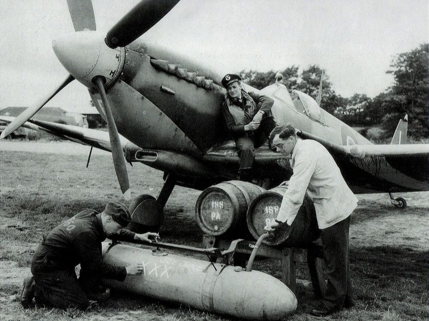XXX Joy Juice: Bier wird in den Zusatztank einer Spitfire Mark IX gefüllt