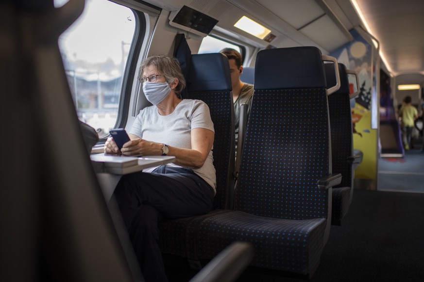 Menschen mit Schutzmasken im Zug der SBB zwischen Sargans und Zuerich, aufgenommen am Montag, 29. Juni 2020. Das Tragen von Schutzmasken wird aufgrund des Coronavirus empfohlen, ist aber freiwillig. ( ...