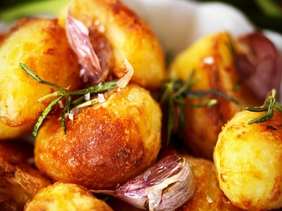 roast potatoes ofen kartoffeln http://www.jamieoliver.com/recipes/vegetables-recipes/perfect-roast-potatoes/