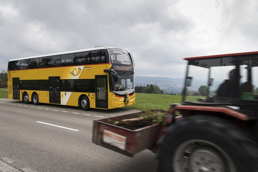 Blick auf den ersten gelben Doppelstoecker-Bus aus Grossbritannien von PostAuto, aufgenommen am Freitag, 19. Mai 2017, in Engelburg. (KEYSTONE/Gian Ehrenzeller)