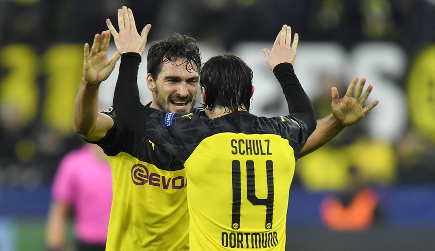 Dortmund&#039;s Mats Hummels, left, celebrates with his teammate Nico Schulz at the end of the Champions League group F soccer match between Borussia Dortmund and Inter Milan, in Dortmund, Germany, Tu ...