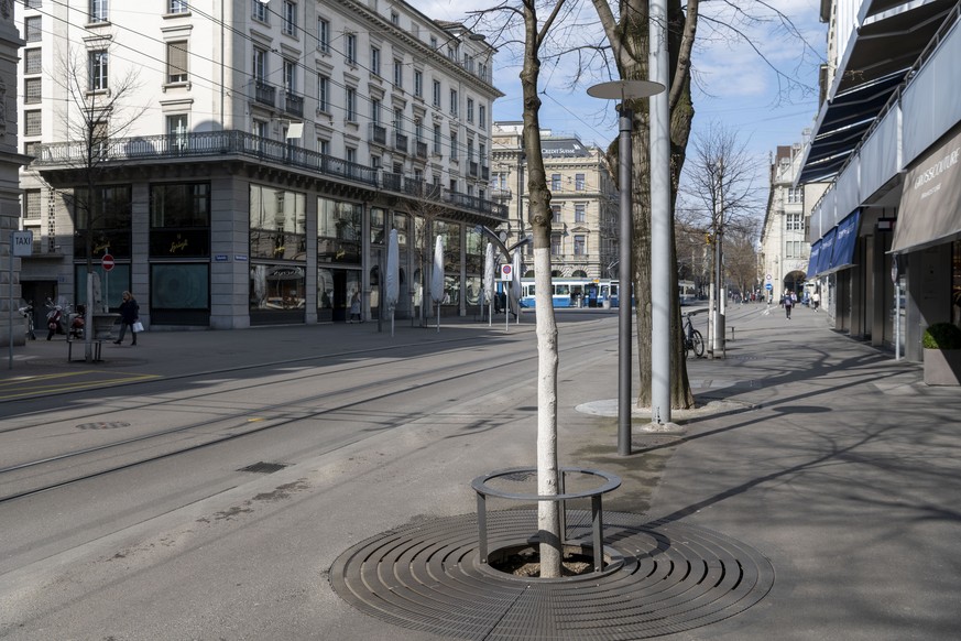 Die Bahnhofstrasse mit dem geschlossenen Cafe Spruengli fotografiert am 17. Maerz 2020 in Zuerich. (KEYSTONE/Christian Beutler)