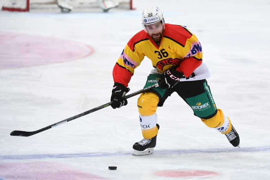 Bern&#039;s player Mark Arcobello in action during the round of 16 game of the Swiss ice hockey Cup between HC Ambrì Piotta and SC Bern, at the ice stadium Valascia in Ambrì, Switzerland, Sunday, Octo ...