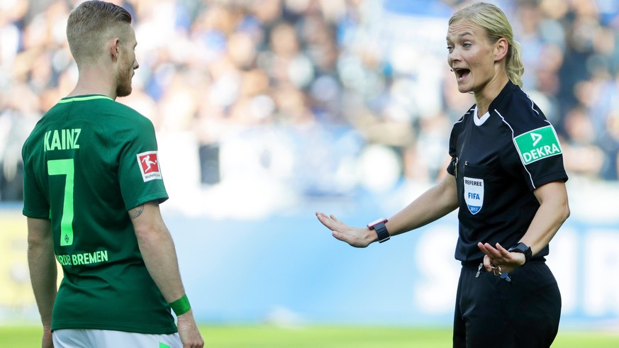 epaselect epa06196108 Referee Bibiana Steinhaus (R) talks to Bremen&#039;s Florian Kainz (L) during the German Bundesliga soccer match between Hertha BSC and Werder Bremen at the Olympic Stadium in Be ...