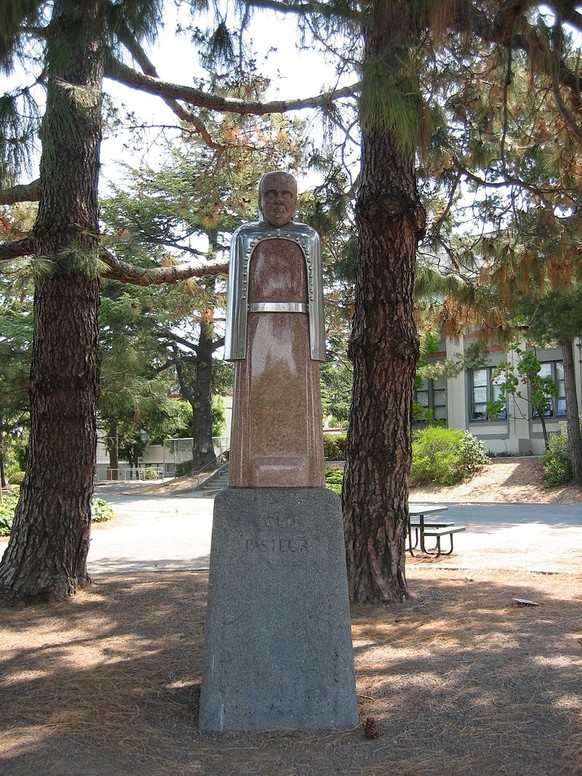 Die sagenumworbene Statue von Louis Pasteur an der San Rafael High School.