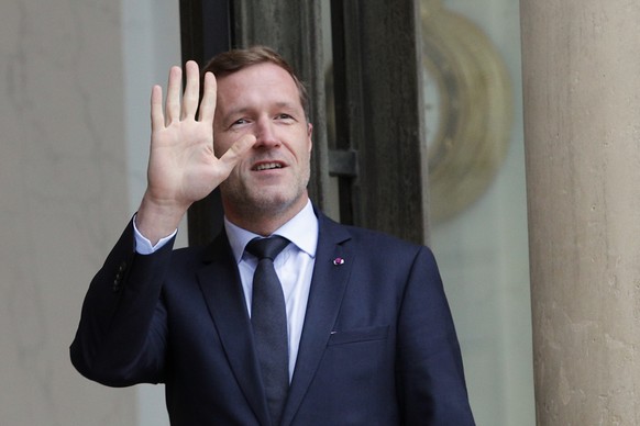 Minister-President of Wallonia Paul Magnette waves to journalists as he arrives for a meeting with French President Francois Hollande at the Elysee Palace, In Paris, Friday Oct. 14, 2016. (AP Photo/Ch ...