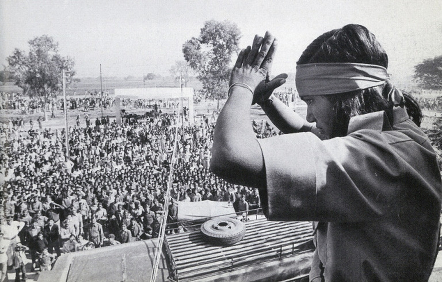 Phoolan Devi ergibt sich vor einer Zuschauermenge in Bhind.