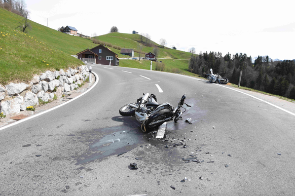 Am Sonntag (11.04.2021), kurz nach 11:45 Uhr, hat sich im Eggberg ein Unfall zwischen zwei Motorraeder ereignet. Ein 59- und ein 23-jaehriger Mann wurden dabei unbestimmt verletzt. Die Kantonspolizei  ...