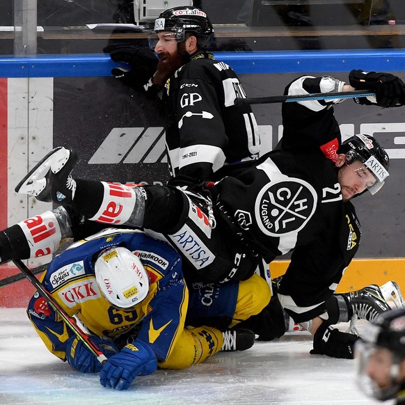 From left Davos ?s player Marc Wieser, Lugano&#039;s player Eliot Antonietti and Lugano&#039;s player Tim Traber, during the preliminary round game of National League A (NLA) Swiss Championship 2020/2 ...