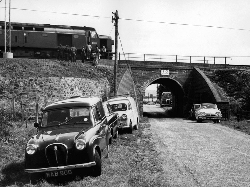 Aufnahme des Royal Mail Zuges in der Naehe von Cheddington, aufgenommen 1963. Nachdem der Royal Mail Zug abgehaengt wurde, wurde der Zug zu dieser Bruecke gefuehrt, wo das Raubgut abgeholt wurde. Der  ...