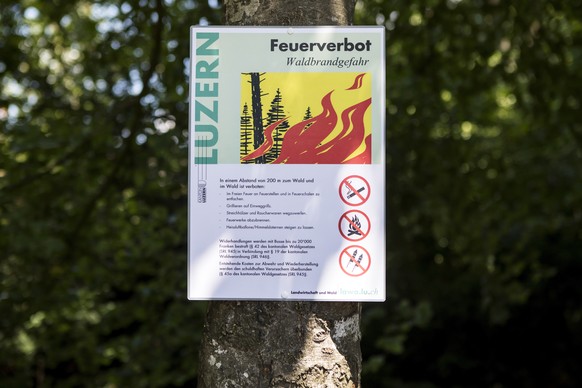 Ein Schild mit der Aufschrift &quot;Feuerverbot Waldbrandgefahr&quot; ist zu sehen im Wald von Greppen am Donnerstag, 26. Juli 2018. Wegen der anhaltenden Trockenheit haben die Zentralschweizer Kanton ...