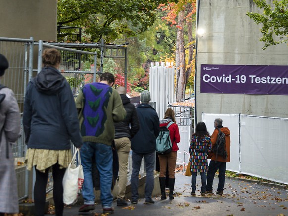 Menschen stehen Schlange vor dem Covid-19 Testzentrum des Universit�tsspitals in Basel am vergangenen Freitag. (Archivbild)