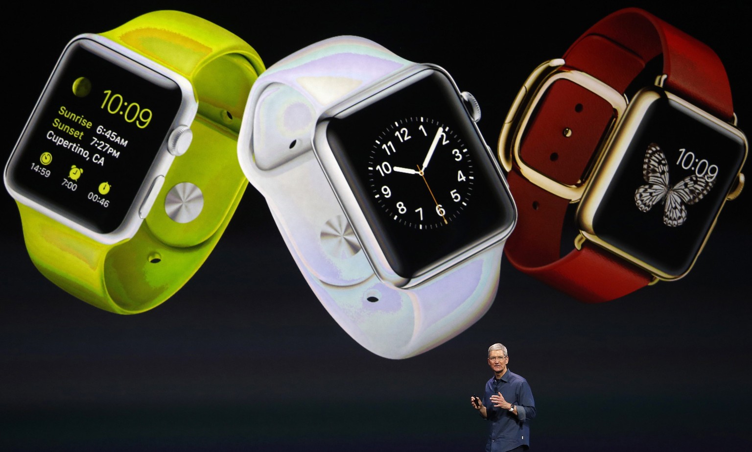 epa04392936 Apple CEO Tim Cook introduces the new Apple Watch during Apple&#039;s launch event at the Flint Center for the Performing Arts in Cupertino, California, USA, 09 September 2014. The Flint C ...