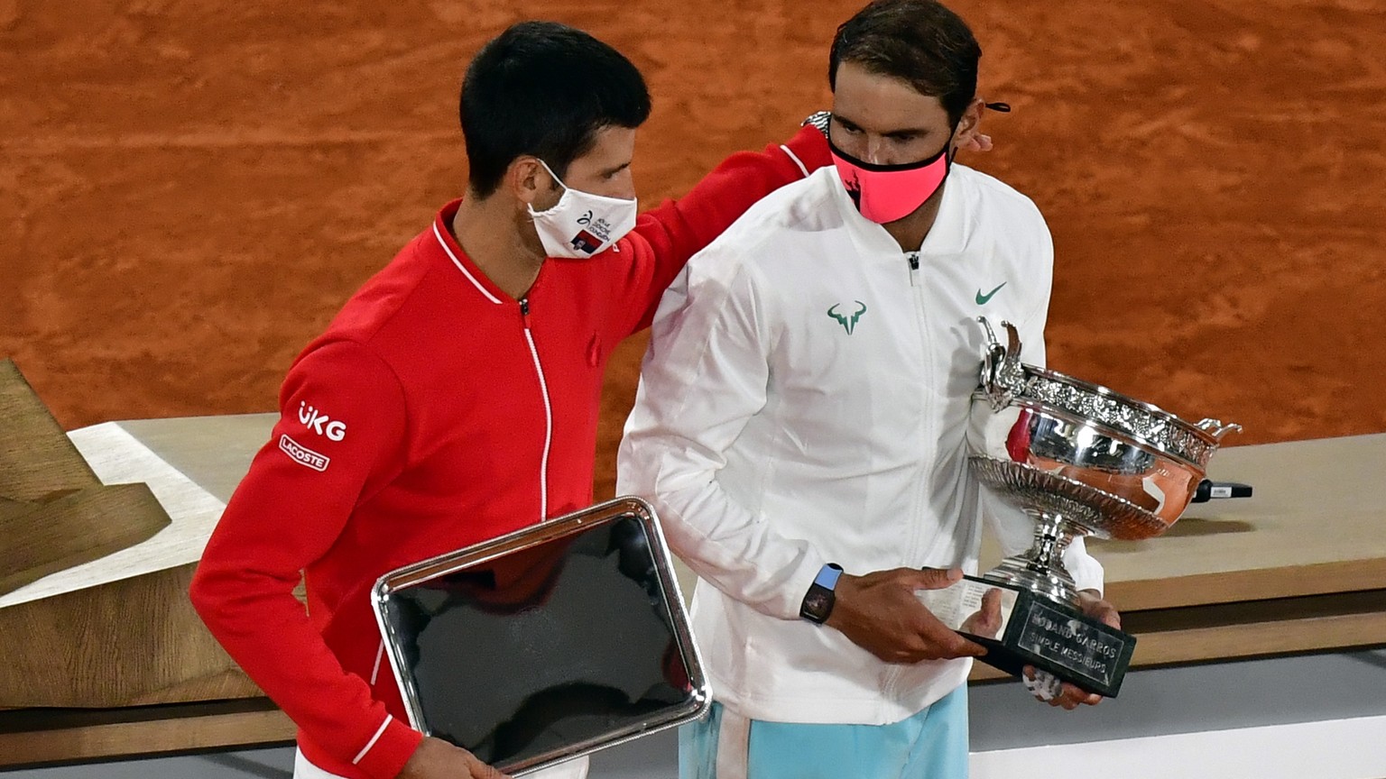 epa08736145 Winner Rafael Nadal of Spain (R) and runner-up Novak Djokovic of Serbia pose with their trophies after their men?s final match during the French Open tennis tournament at Roland ?Garros in ...