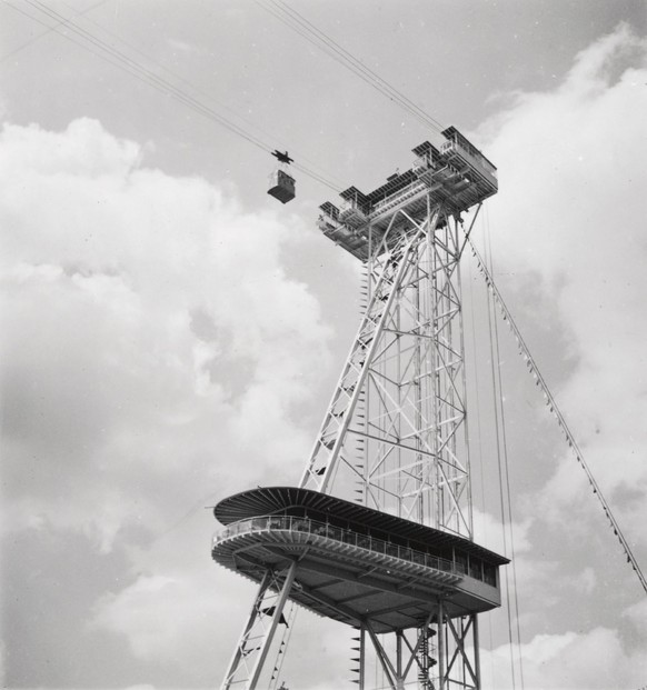 Seilbahnturm mit Terrassenrestaurant in Wollishofen, 1939. Der Turm war 75 Meter hoch, das Restaurant bot 110 Personen Platz.