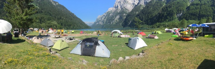 Das sind die extremsten Campingplätze der Schweiz
Camping Vorauen / Klöntal ist eine gute Std. von Zürich weg, schafft es regelmässig in die Toplist der schönsten Campingplätze und hat direkt am See e ...