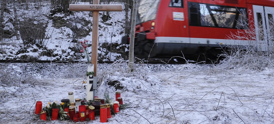 Endstation Gleis: Andenken an Verstorbene in Schienennähe.