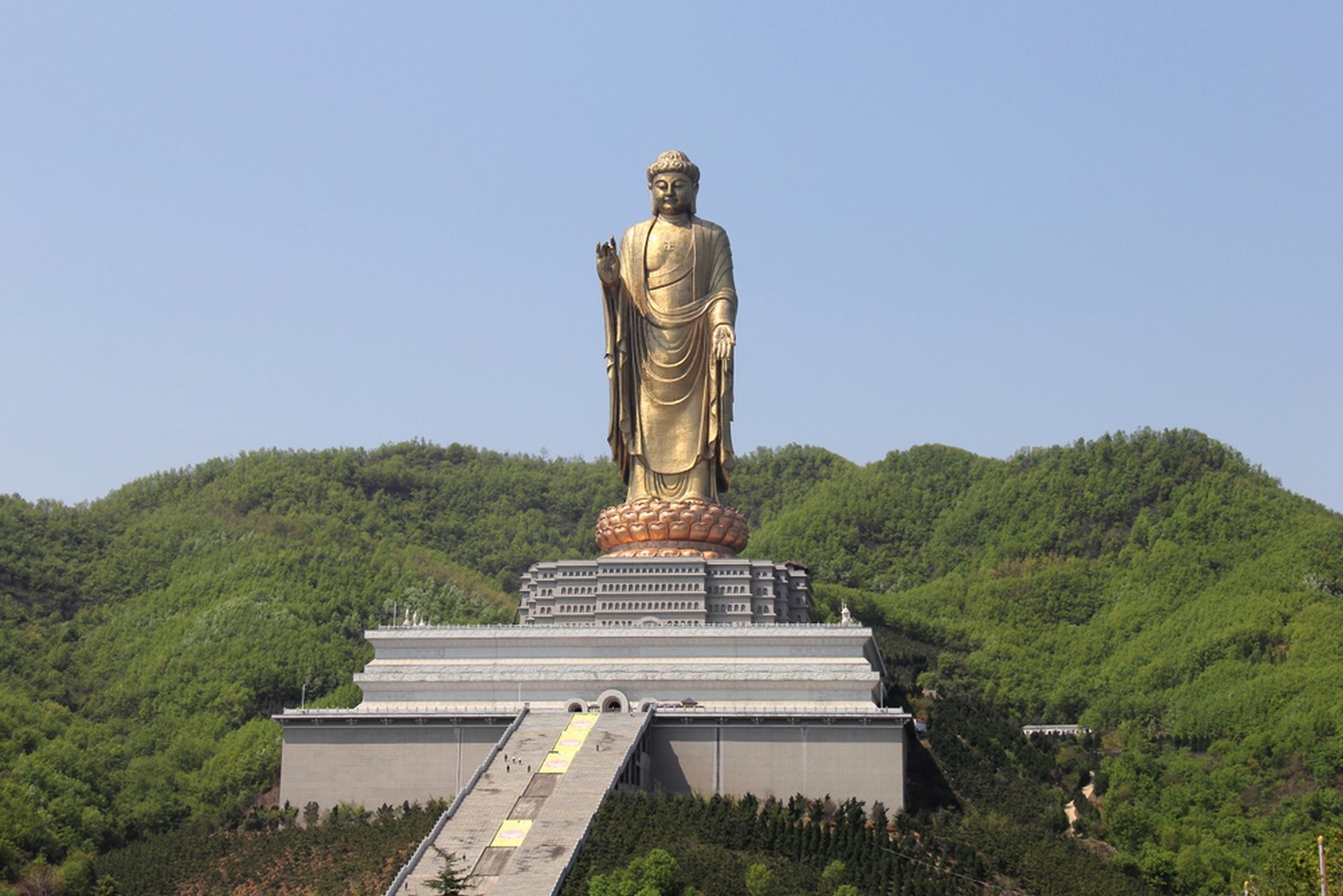 Zhongyuan-Buddha
Der Zhongyuan-Buddha (chinesisch 中原大佛, Pinyin Zhōngyuán Dàfó), auch als Lushan-Buddha (魯山大佛 / 鲁山大佛, Lǔshān Dàfó) bekannt, ist eine gut 108 Meter hohe Kolossalstatue im Kreis Lushan de ...