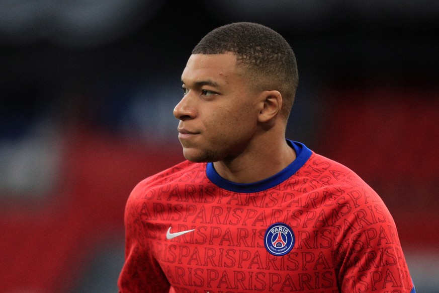 epa09205227 Paris Saint-Germain&#039;s Kylian Mbappe during the warm up prior to the French Ligue 1 soccer match between Paris Saint-Germain (PSG) and Reims at the Parc des Princes stadium in Paris, F ...