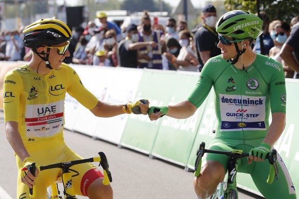 Slovenia&#039;s Tadej Pogacar, wearing the overall leader&#039;s yellow jersey, greets Sam Bennett of Ireland, wearing the best sprinter&#039;s green jersey, prior to the twenty-first and last stage o ...