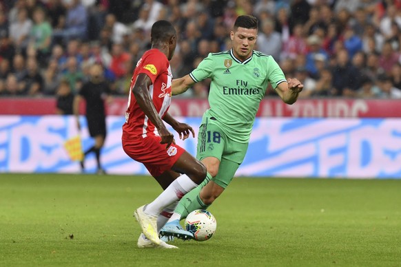 Salzburg&#039;s Enock Mwepu, left, and Madrid&#039;s Luka Jovic challenge for the ball during the friendly soccer match between Red Bull Salzburg and Real Madrid in the Red Bull Arena in Salzburg, Aus ...