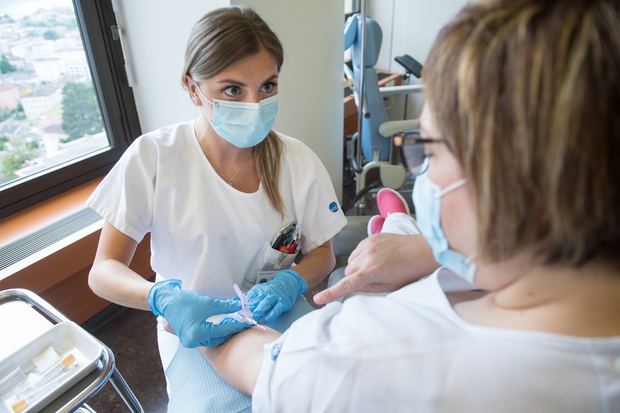 Medizinischem Personal wird eine Blutprobe fuer immunologische Tests bei den Angestellten des Regionalkrankenhauses Lugano Civico (Ospedale Regionale di Lugano) entnommen, um die Exposition gegenueber ...
