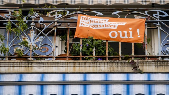 Un drapeau en faveur de l&#039;initiative multinationales responsables (Konzern-verantwortungs initiative) est visible sur un balcon d&#039;une habitation le mardi 13 octobre 2020 a Lausanne. Le 29 no ...