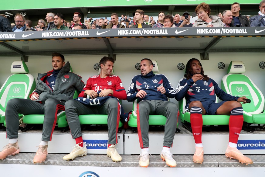 epa07107160 (L-R) Bayern&#039;s goalkeeper Sven Ulreich, Bayern&#039;s Thomas Mueller, Bayern&#039;s Franck Ribery and Bayern&#039;s Renato Sanches sit on the substitutes bench during the German Bunde ...