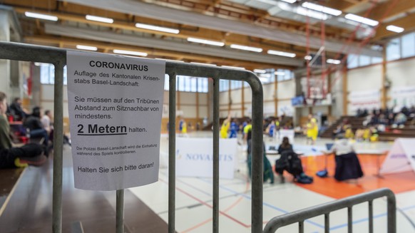 Ein Merkblatt mit der Auflage des Kantonalen Krisenstabs Basel-Landschaft fuer das Spiel der Swiss Basketball League zwischen den Starwings Basket und Fribourg Olympic haengt in der Sporthalle in Birs ...