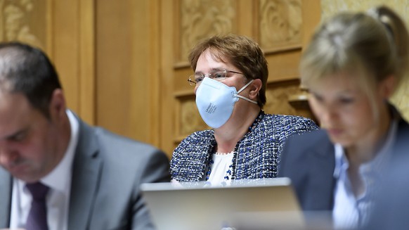 SVP-Nationalrätin Magdalena Martullo-Blocher - im Bild mit Schutzmaske im Parlament - hat Masken organisiert, damit Coiffeurgeschäfte möglichst bald wieder öffnen können. (Archivbild)