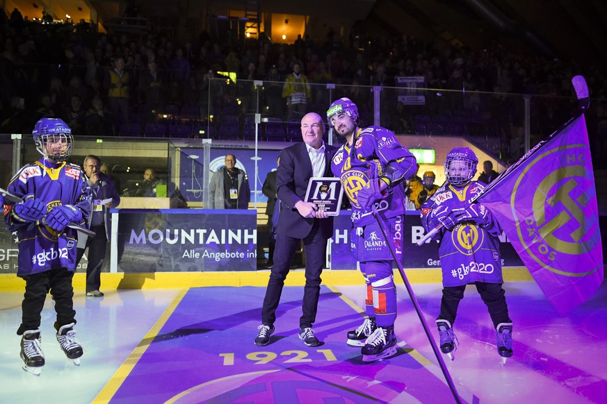 Davos&#039; Andres Ambuehl wird fuer 1000 Spiele geehrt, von Denis Vaucher, Direktor National League, beim Eishockey-Qualifikationsspiel der National League A zwischen dem HC Davos und dem EHC Biel, a ...