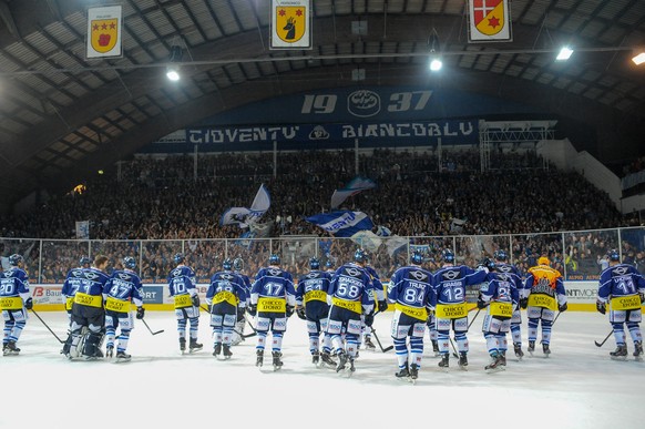 Ambri, 19.9.2015, Eishockey NLA, HC Ambri Piotta - HC Lugano, die Ambri Spieler und die Fans in der Valascia feiern nach dem Derby Sieg (Yvonne Leonardi/EQ Images)