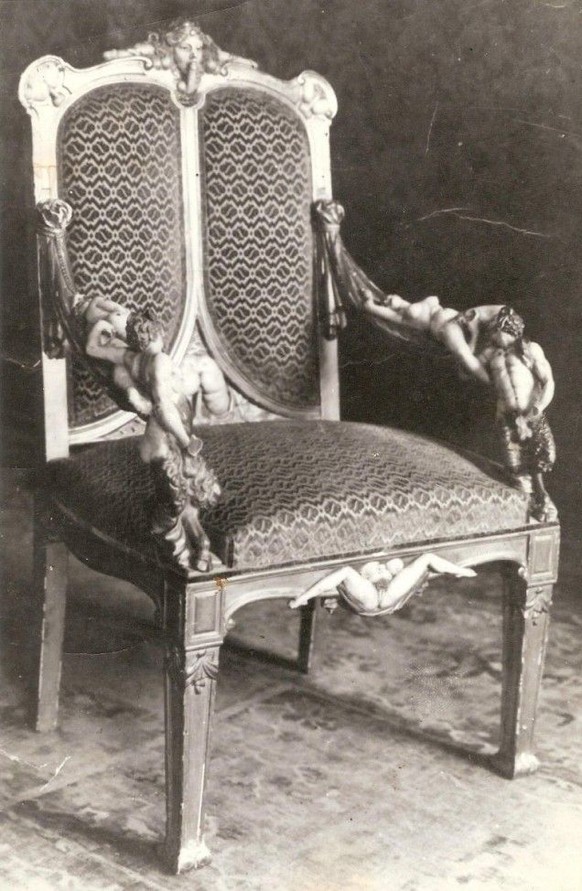 Angebliches Möbel aus dem Besitz der Zarin. Die Möbel wurden im Zweiten Weltkrieg zerstört, über die Authentizität der Fotos herrscht jedoch Unklarheit. Sie sollen von Nazis stammen, die die Möbel vor ...
