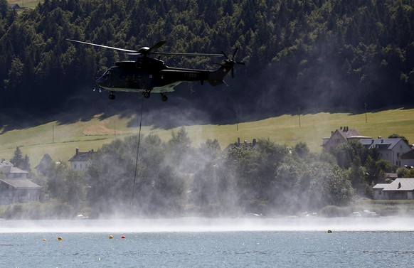 Schweizer Superpuma-Helikopter beim Lac de Joux.&nbsp;
