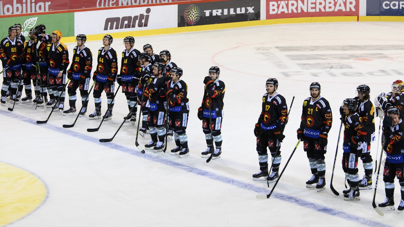 SC Bern Spieler reagieren nach der Niederlage (1-2), beim Eishockey Meisterschaftsspiel der National League zwischen dem SC Bern und den SC Langnau, am Samstag, 14. November 2020, in der Postfinance A ...
