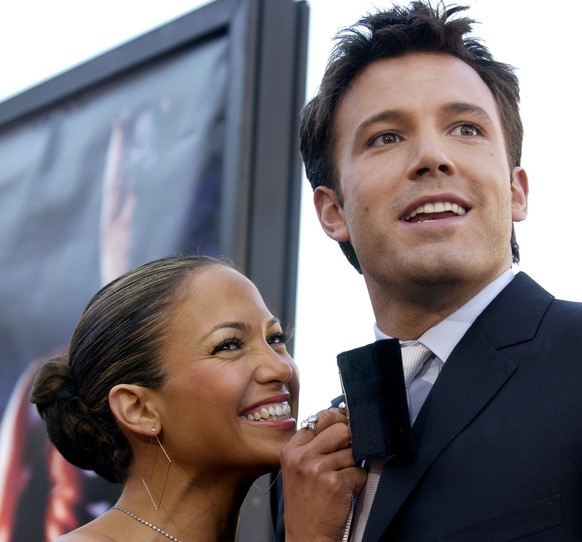 Der Schauspieler Ben Affleck und seine Verlobte, die Schauspielerin und Saengerin Jennifer Lopez, aufgenommen bei der Premiere von Afflecks Film Daredevil in Los Angeles. In einem am Donnerstag, 13. M ...