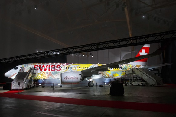 L&#039;avion - Bombardier CS300 - de la compagnie Swiss International Air Lines decore aux couleurs de la Fete des Vignerons est devoile aux invites, lors du devoilement de la livree en l&#039;honneur ...